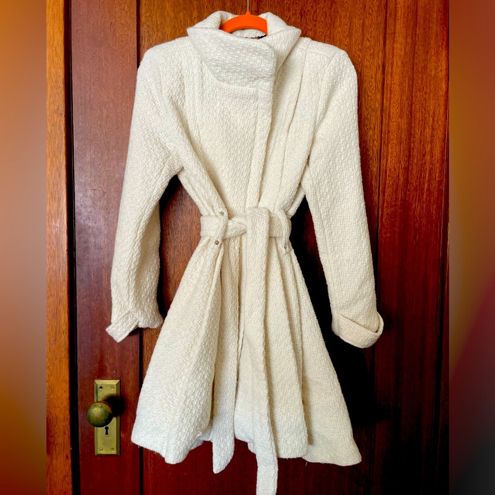 MOVING SALE! Beautiful Ivory Steve Madden Coat. Great shape. Size M.